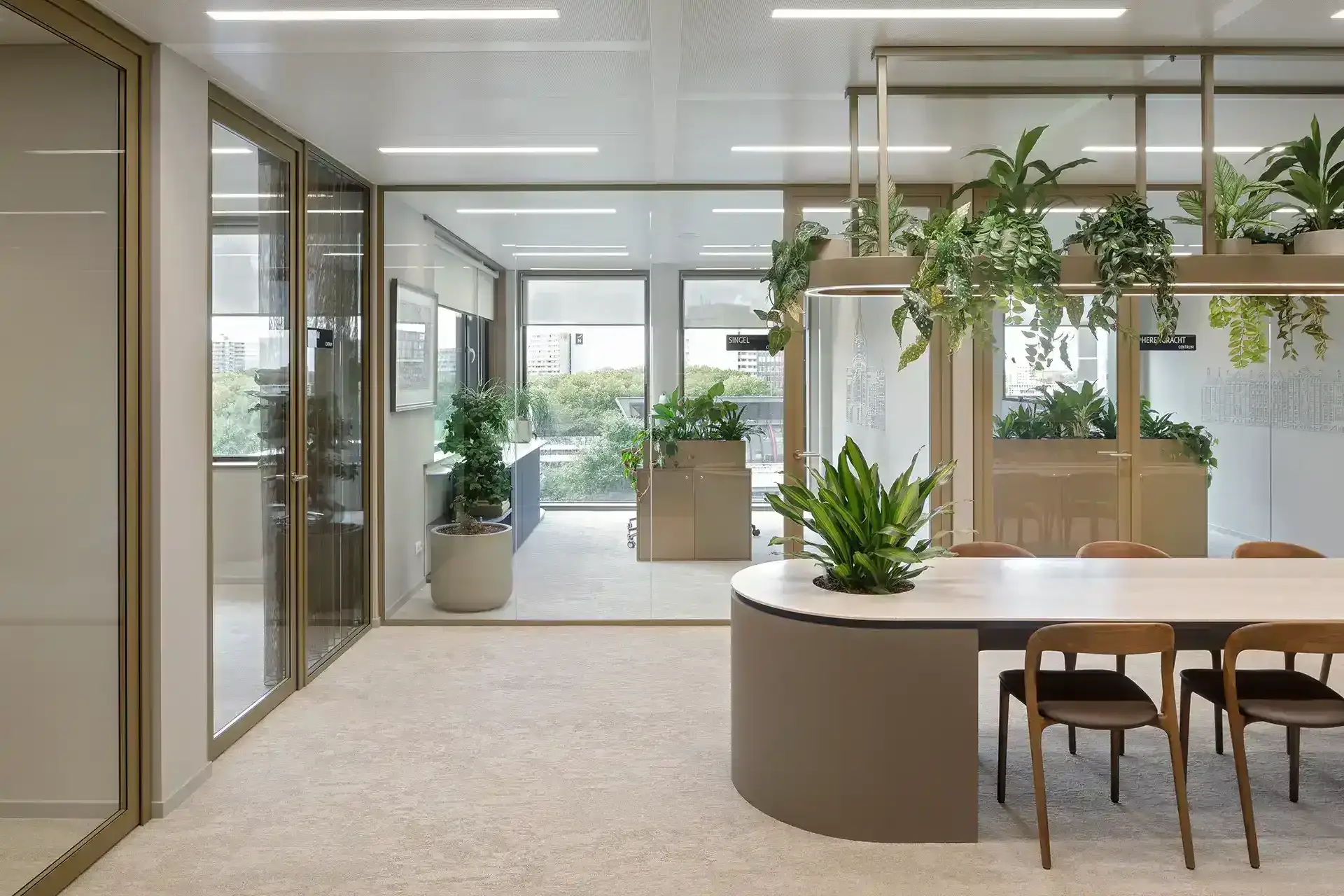 Werkplekken kantoorinrichting Amsterdam Open kantooromgeving met moderne werkplekken ontworpen door Plamen van Dijk