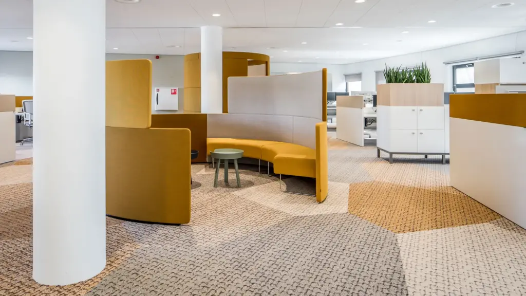 stadhuis-purmerend-maatwerk-overlegplek Maatwerk interieur met werkplekken in Stadhuis Purmerend