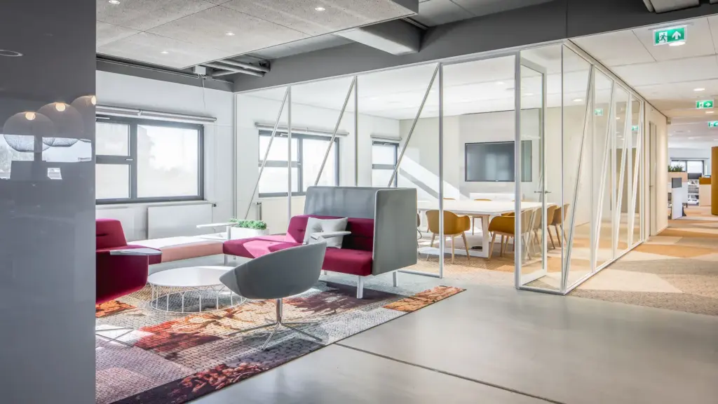 stadhuis-purmerend-open-werkomgeving Informele ontmoetingszone in de gemeentelijke werkomgeving van Stadhuis Purmerend