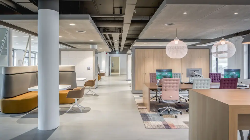 stadhuis-purmerend-werkplekconcept Werkplekconcept met open werkplekken en informele overlegzones in Stadhuis Purmerend