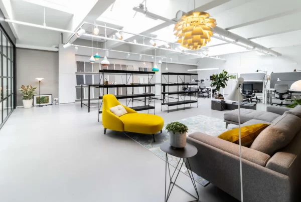 concept-gallery-rotterdam_interieurontwerp-zithoek in showroom met lichte gietvloer