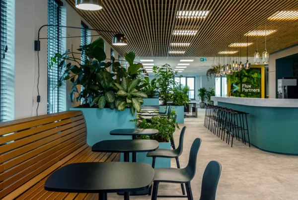 interieurontwerp houten zitbank met zwarte tafels en stoelen en gevarieerde plantenbakken
