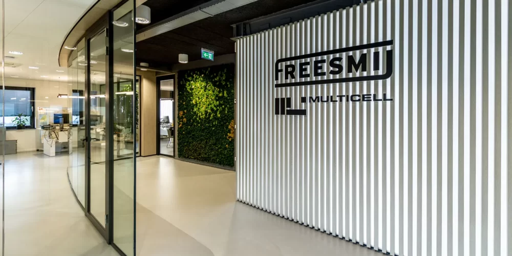 interieurontwerp kantoor gangzone met translucente lattenwand- freesmij-multicell