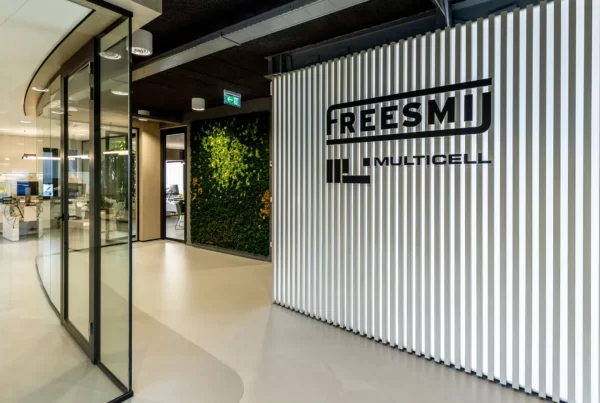 interieurontwerp kantoor gangzone met translucente lattenwand- freesmij-multicell