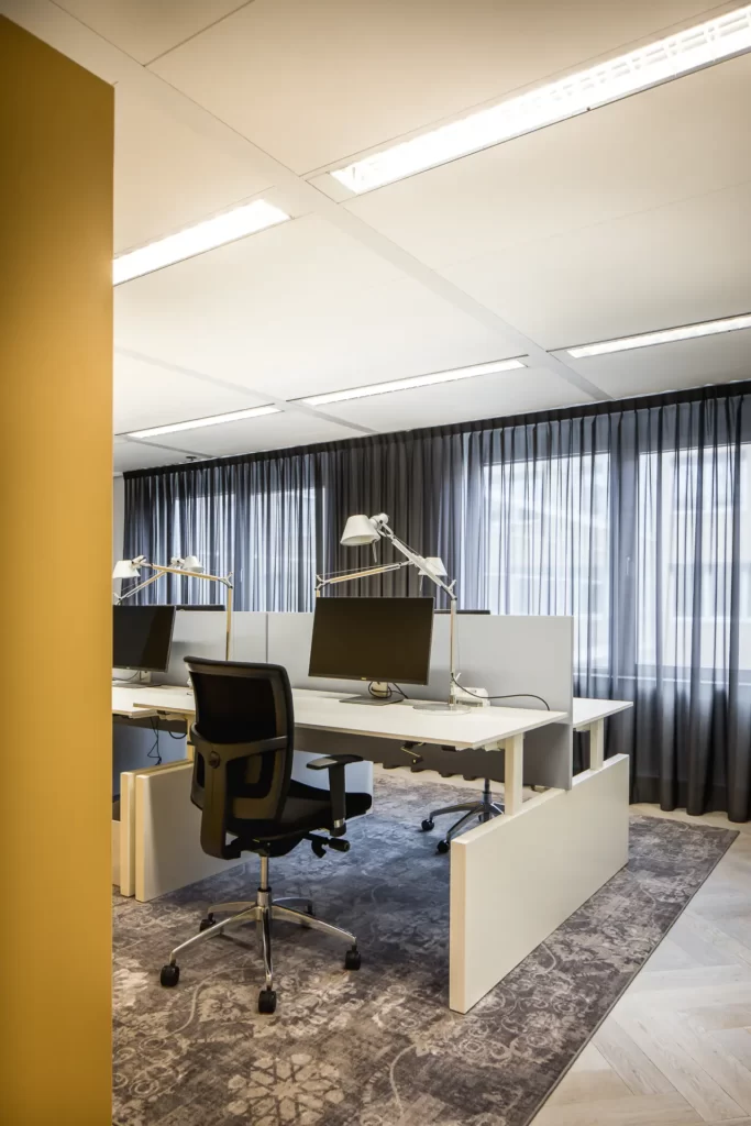 interieurontwerp kantoorinterieur voor open ruimte met vintage tapijt en donkergrijze vitrage