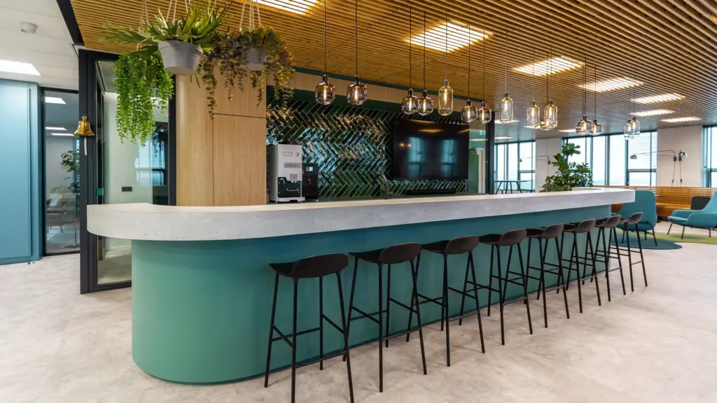 ontwerp-maatwerk-koffiebar Maatwerk koffiebar in het kantoorinterieur van Flux Partners