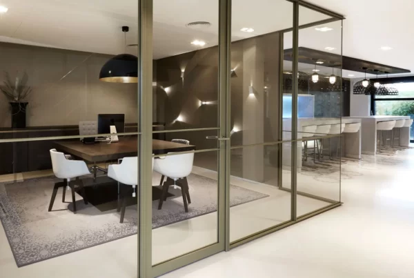 plan-effect-interieurontwerp ontwerp meeting room met werkplek en indirecte wandverlichting