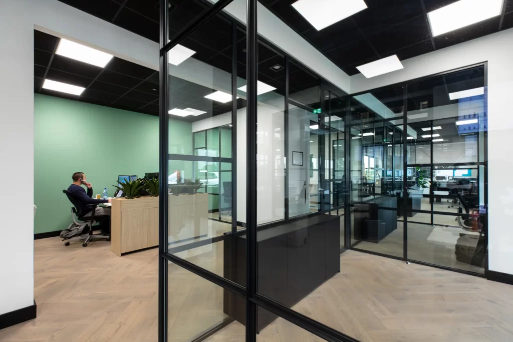 Interieurontwerp front office ppc met open en gesloten werkruimten door glazen wanden