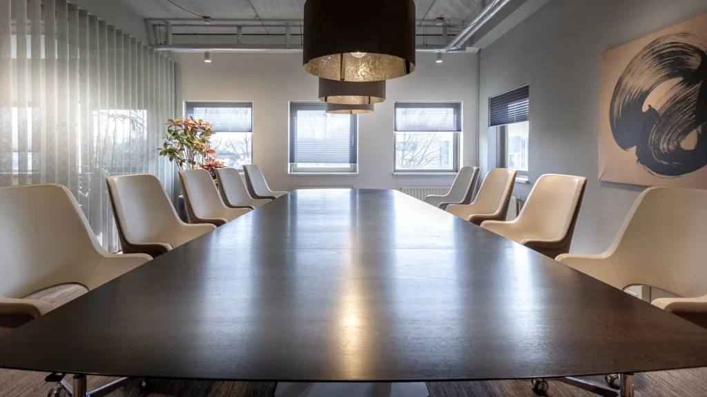 kantoorinrichting -boardroom met kunstwerk en grijze hanglampen- Kröllerboom Amersfoort