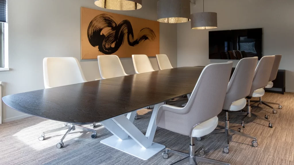 kantoorinrichting -boardroom met kunstwerk en grijze hanglampen- Kröllerboom Amersfoort