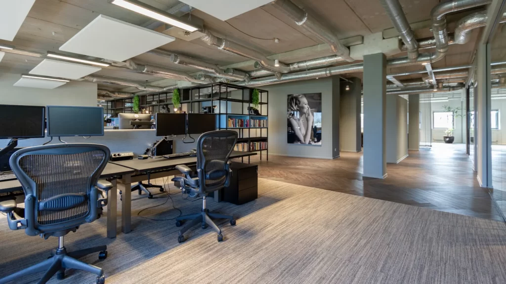 industriële kantoorinrichting -open space werkplekken met vakkenkast - Kröllerboom Amersfoort