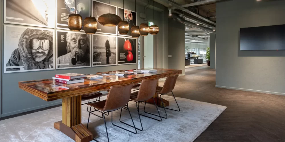 kantoorinrichting -houten leestafel in wachtzit- Kröllerboom Amersfoort