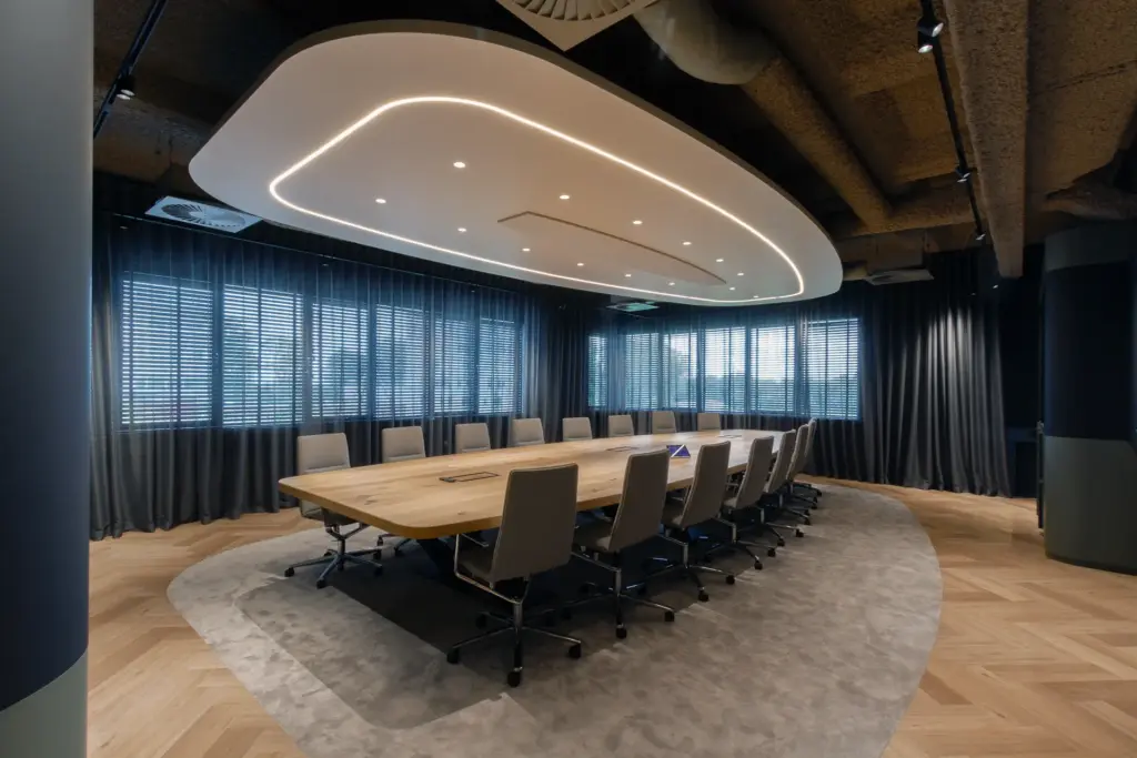 Moderne vergaderruimte met maatwerk verlichting en vergadertafel voor Interstellar Group Delft