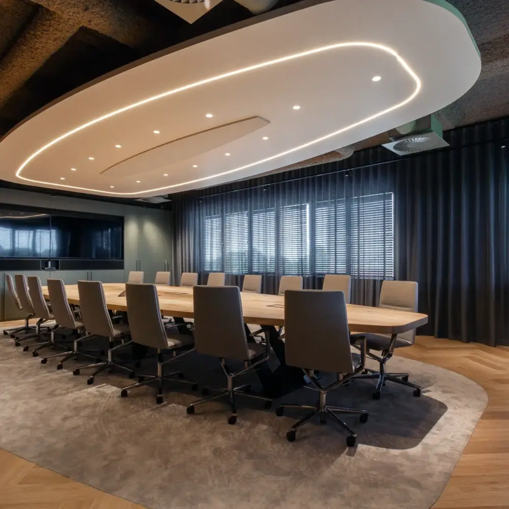 Kantoorinterieur boardroom Interstellar Group Delft met maatwerk vergadertafel