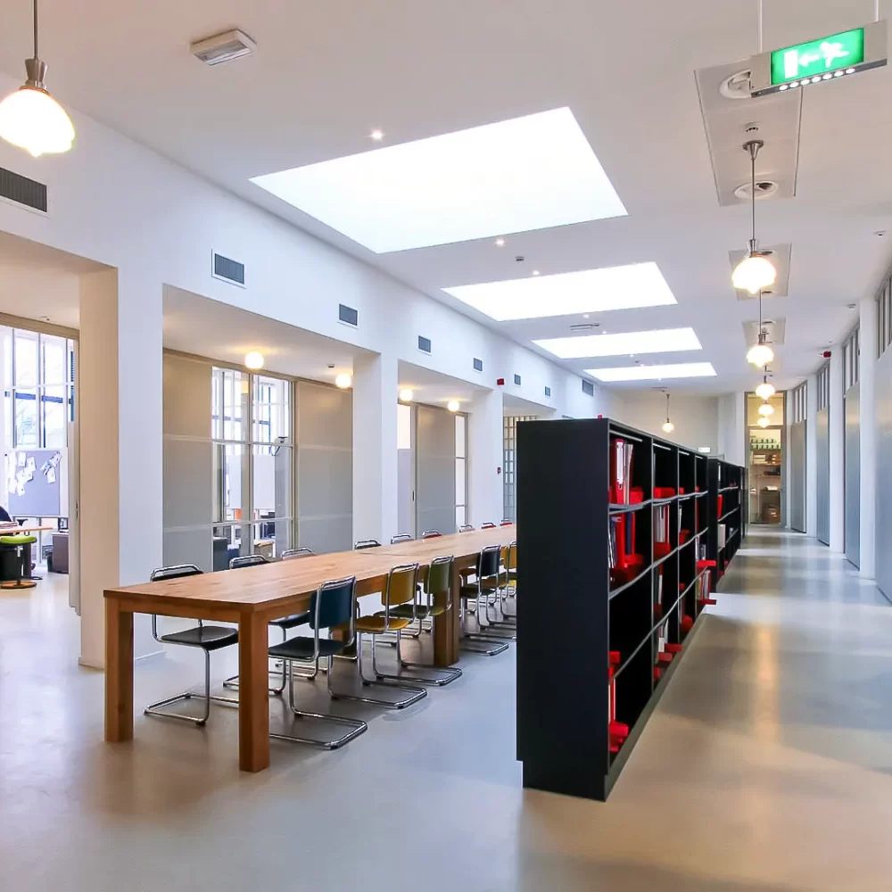 interieurontwerp gerenoveerde grote centrale hal met daklichten van stec-groep