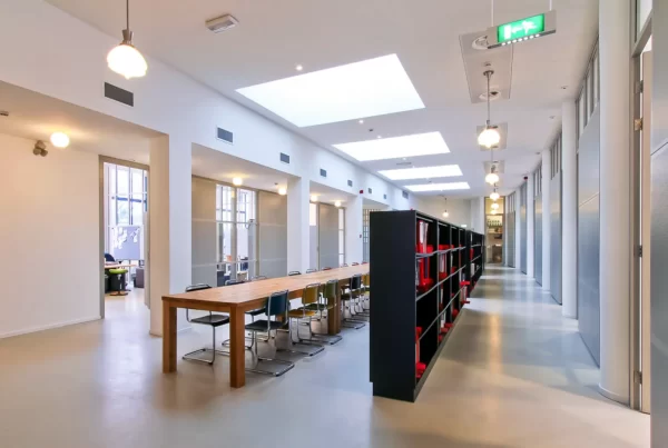 interieurontwerp gerenoveerde grote centrale hal met daklichten van stec-groep