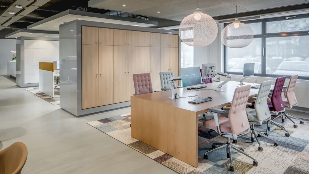 Interieurontwerp leestafel met garderobekasten en akoestische plafondelementen Stadhuis Purmerend