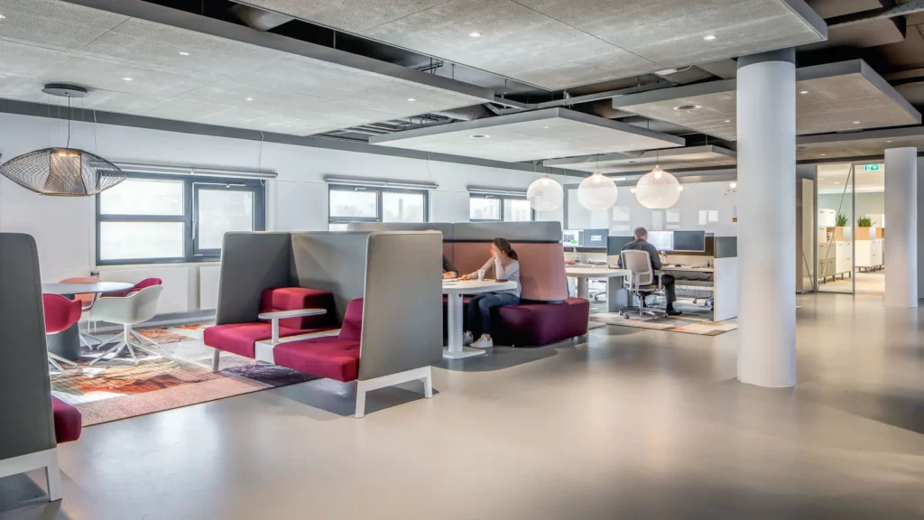 Interieurontwerp informele overlegplekken met aanlandwerkplekken in Stadhuis Purmerend