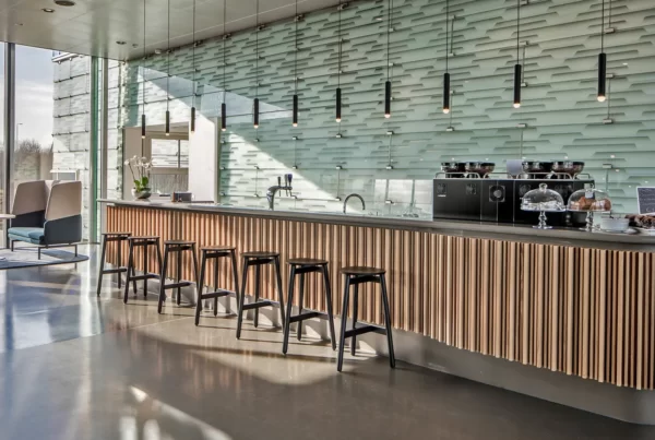 Meubelontwerp eikenhouten koffiebar werkcafé BDO Utrecht - Interieurarchitect Plamen van Dijk