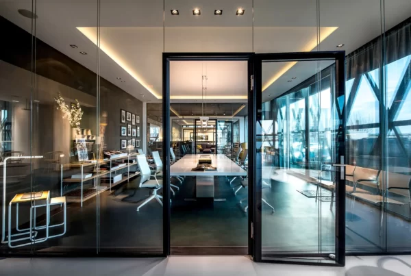 Zwarte kaderwand van dubbelglas in showroom met vergaderruimte en plafondkaders met indirecte verlichting - Interieurarchitect Plamen van Dijk