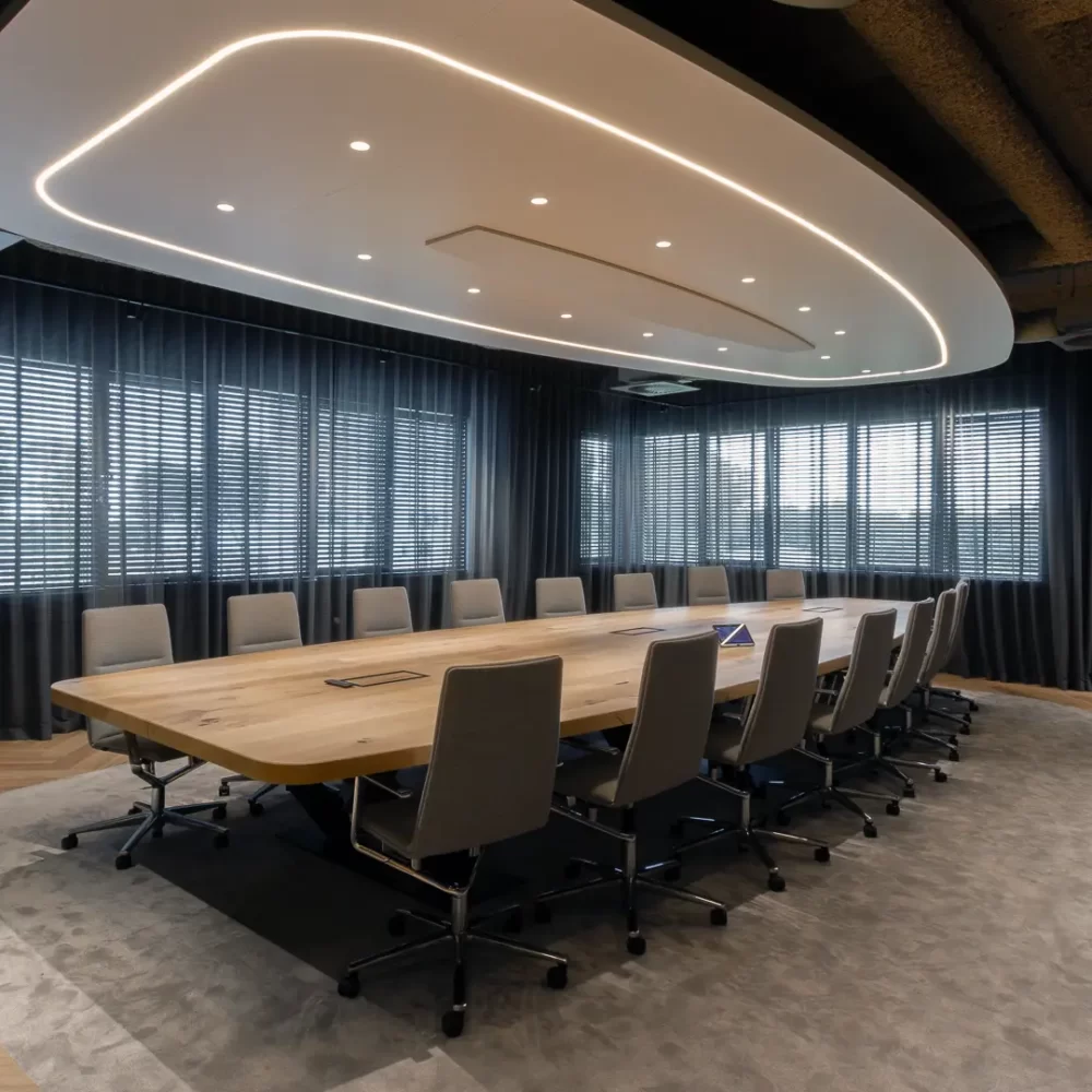 interieurarchitect-boardroom-masief-eiken-tafel-op-visgraat-vloer