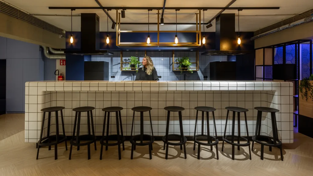 lucia-living-vooraanzicht-getegelde-bar