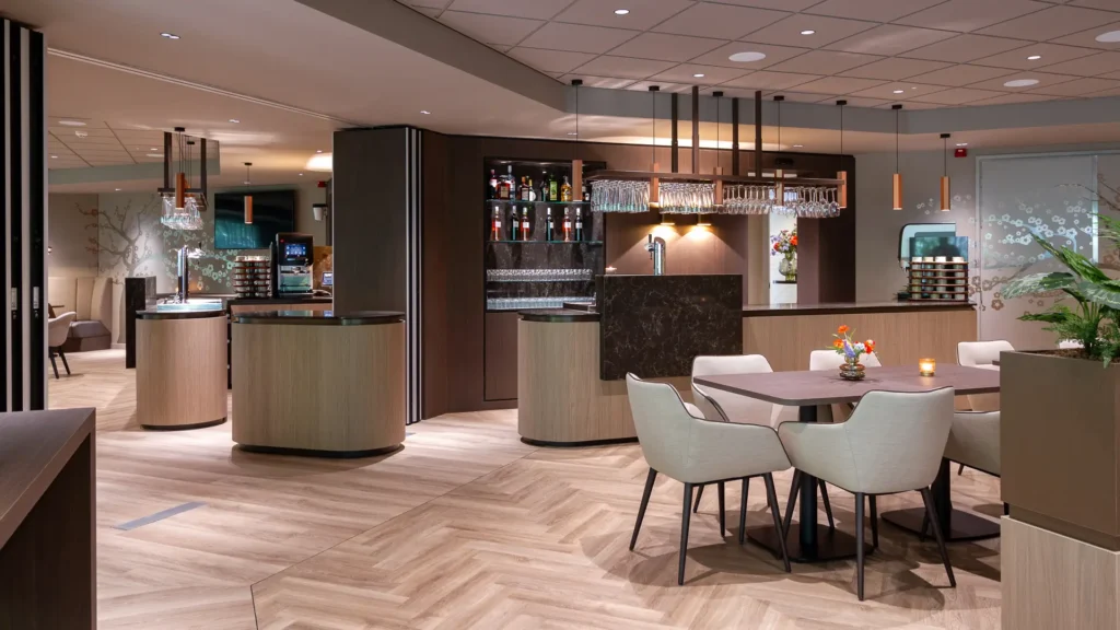 Bar en koffiestations in Crematorium Venlo met meerdere ronde modules en visgraatvloer.