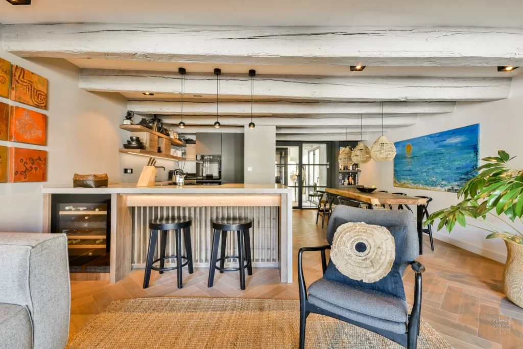 Plamen van Dijk | Design Studio – interieurarchitect - interieurontwerp van woonkamer en open keuken met warme sfeer in monumentaal pakhuis