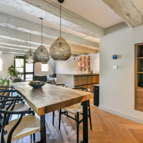 Plamen van Dijk | Design Studio – interieurarchitect - interieurontwerp van woonkamer en open keuken met warme sfeer in monumentaal pakhuis