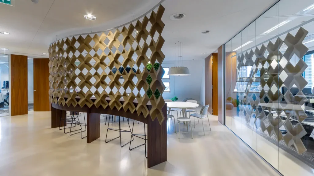 Plamen van Dijk | Design Studio – interieurarchitect entreegebied met gecurved akoestisch scherm als room divider