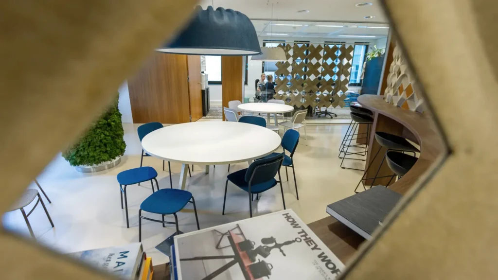 Plamen van Dijk | Design Studio – interieurarchitect SIX advocaten - lunchruimte met De Vorm meubilair