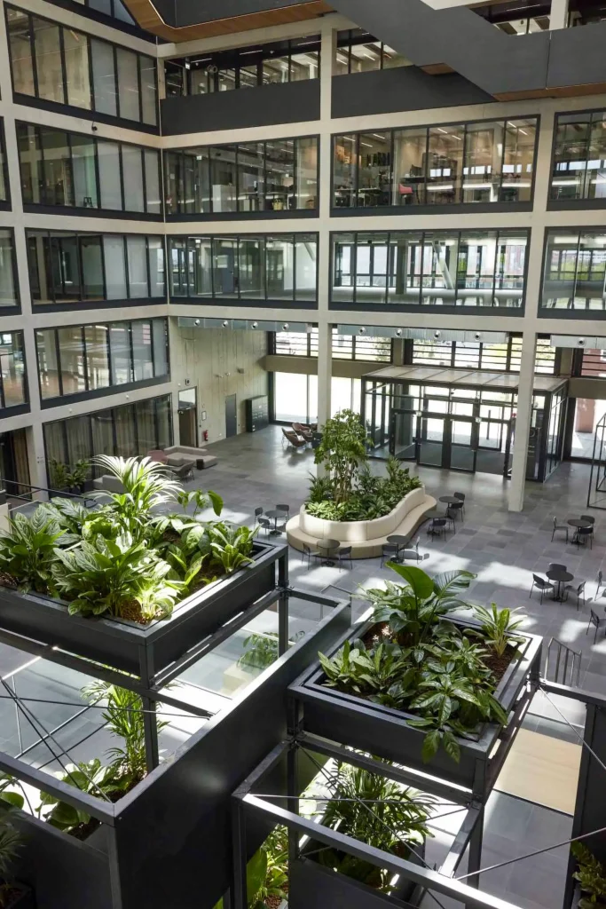 Plamen van Dijk | Design Studio - interieurontwerp atrium kantoorgebouw in Hamburg