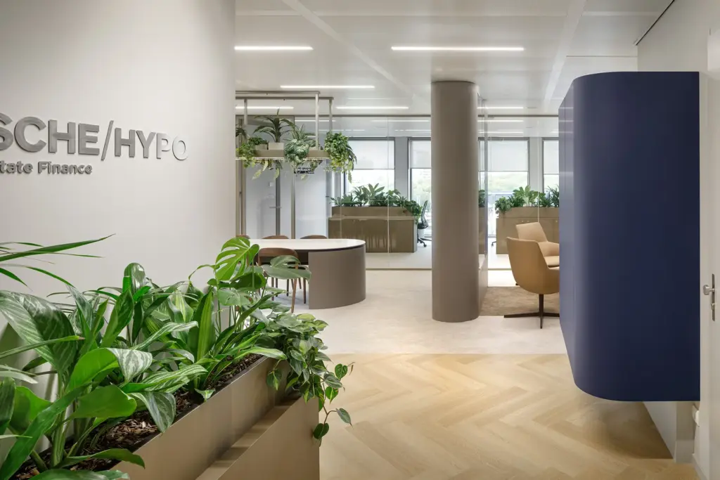 kantoorinrichting VAN Deutsche HYPO Amsterdam, entreegebied met blauwe garderobe