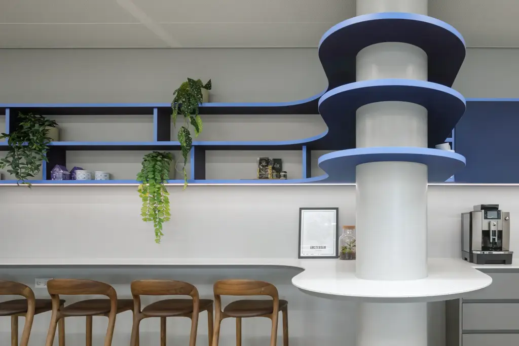 interieurontwerp van pantry met barmeubel en geintegreerde kolom