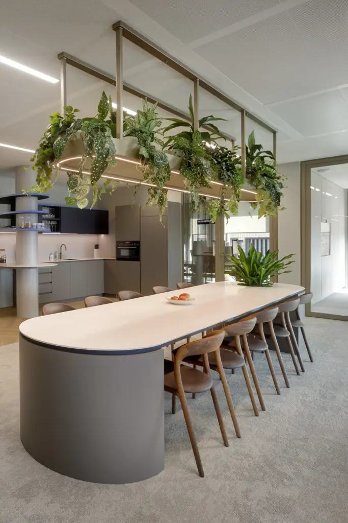 kantoorinrichting- lunchtafel met beplanting