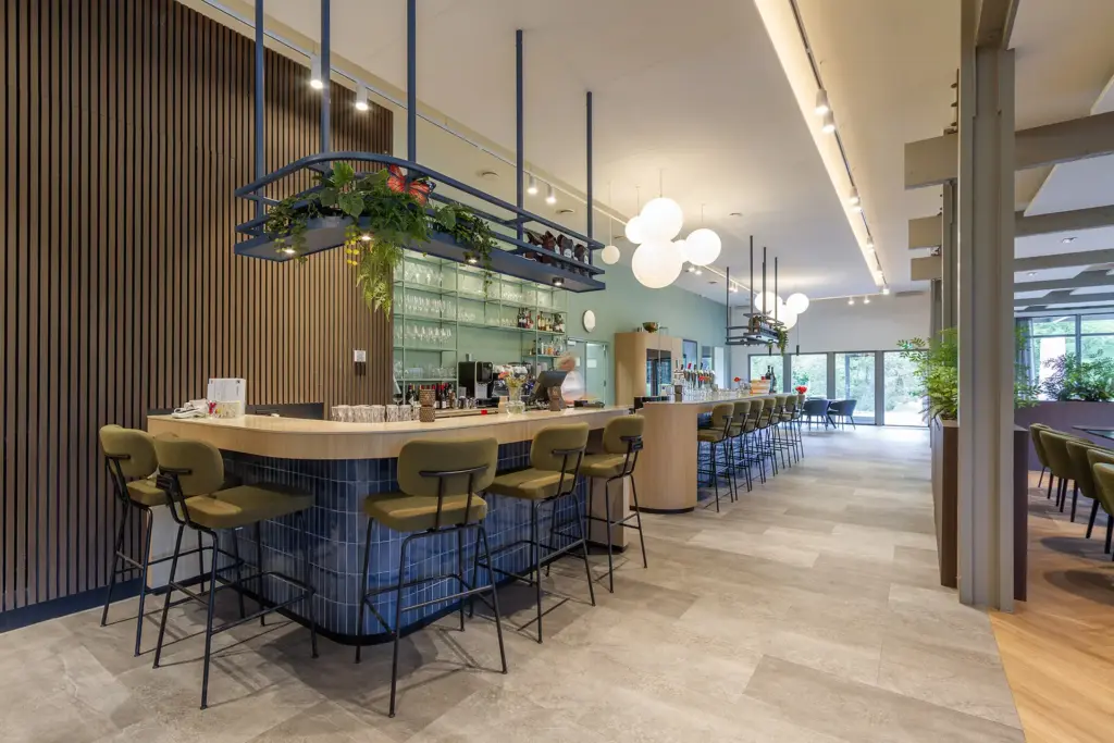 Plamen van Dijk | Interieurarchitect Golfclub de Hoge Kleij - aanzicht bar