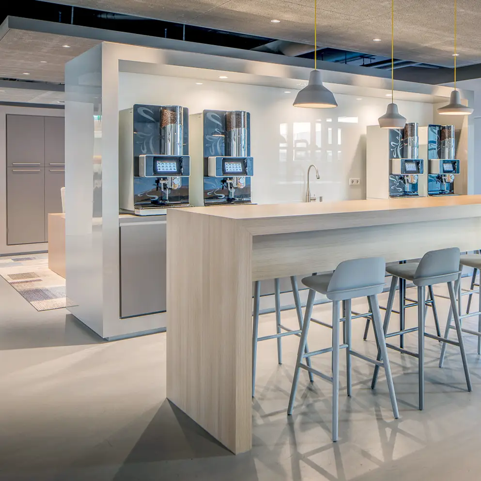Moderne koffiecorner en hospitality werkomgeving ontworpen door interieurarchitect Plamen van Dijk Design Studio