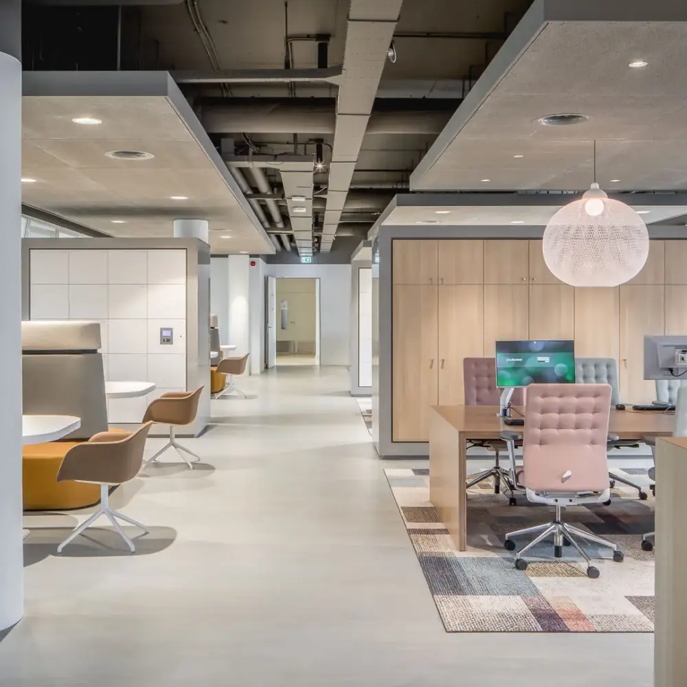 Moderne vergaderomgeving en flexibele werkplekken ontworpen door interieurarchitect Plamen van Dijk