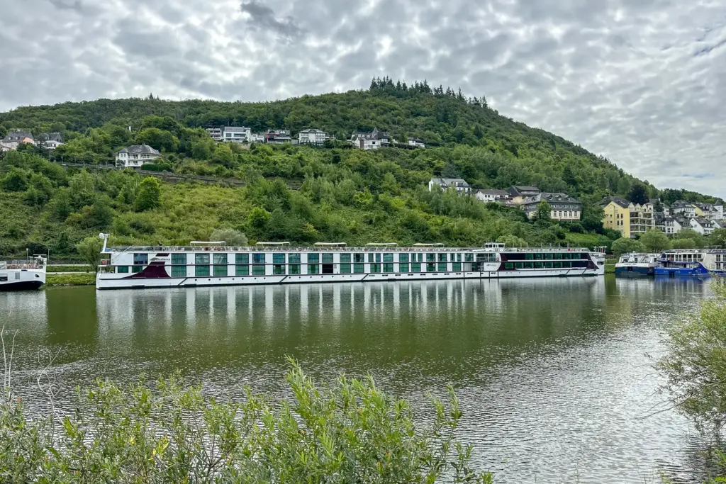 Exterieur van de Excellence Crown, een modern hybride riviercruiseschip waarin duurzame scheepstechniek wordt gecombineerd met hoogwaardige hospitality en gastbeleving.