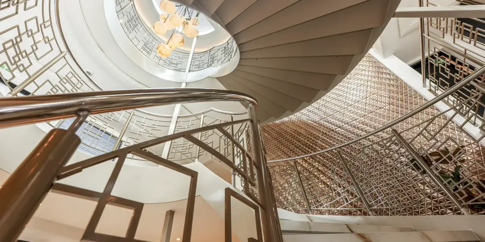 Interieurontwerp lobby en trappenhuis riviercruiseschip Excellence Crown