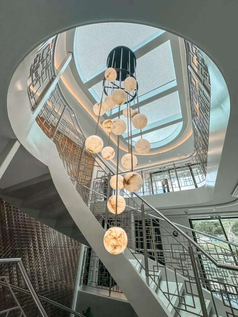 Sculpturaal lichtobject met translucent verlichte bollen in de vide van het trappenhuis van hospitality riviercruiseschip Excellence Crown