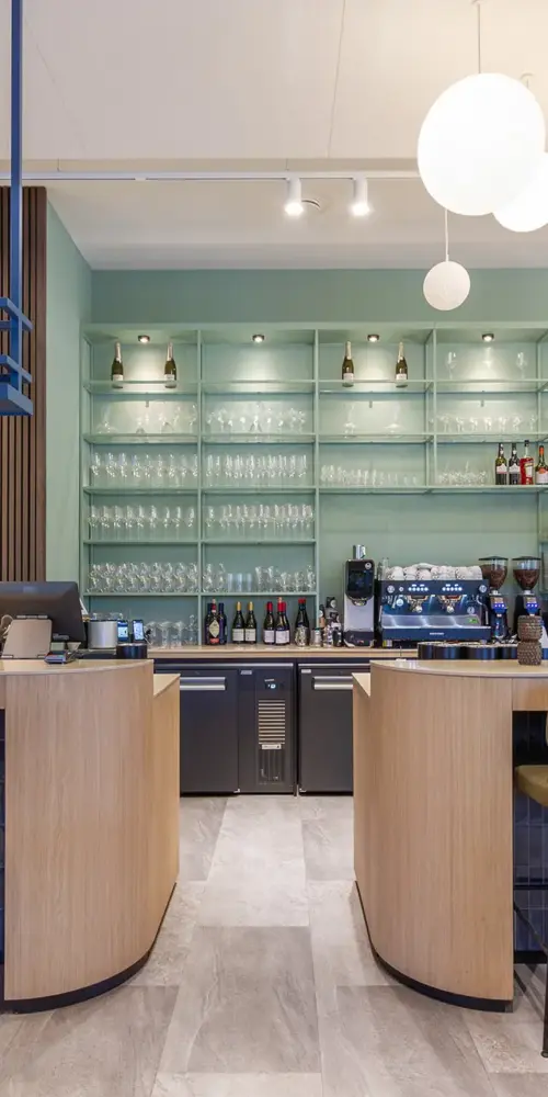 Modern barinterieur met maatwerk bar ontworpen door interieurarchitect Plamen van Dijk