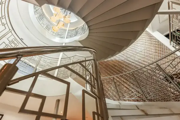 Interieurontwerp centrale lobby en trappenhuis van riviercruiseschip Excellence Crown