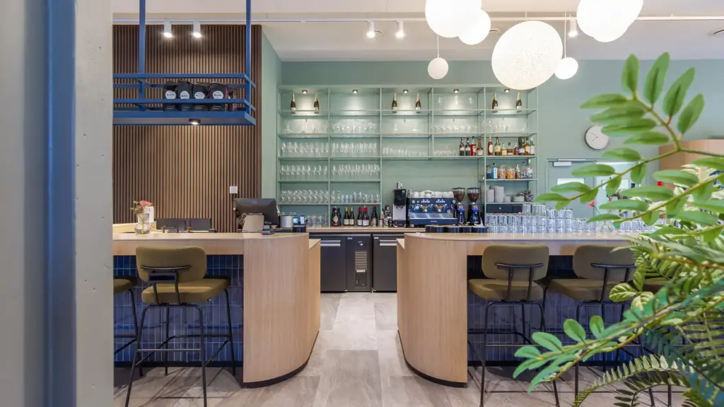 Ontwerp horecabar De Hoge Kleij-interieurarchitect Plamen van Dijk Modern hospitality interieurontwerp met maatwerk bar als sociaal middelpunt van het clubhuis, ontworpen door interieurarchitect Plamen van Dijk