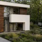 Moderne villa op de Utrechtse Heuvelrug met houten gevels en een natuurrijke tuin