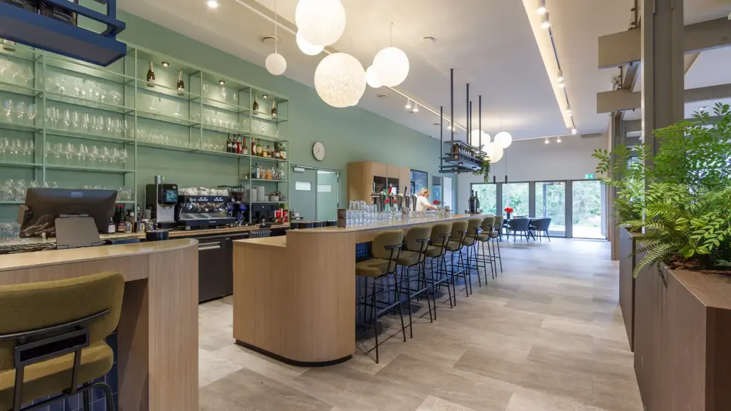 interieurontwerp horeca bar de hoge kleij -interieurarchitect plamen van dijk Vooraanzicht van dubbele hospitality bar van Golfclub De Hoge Kleij in Leusden
