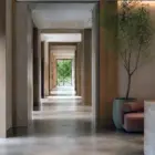 Rustige zichtlijn door een interieur met natuurlijke materialen, daglicht en geïntegreerd groen