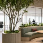 Comfortabele kantoorlounge met grote binnen boom, geïntegreerde zitbank en veel daglicht